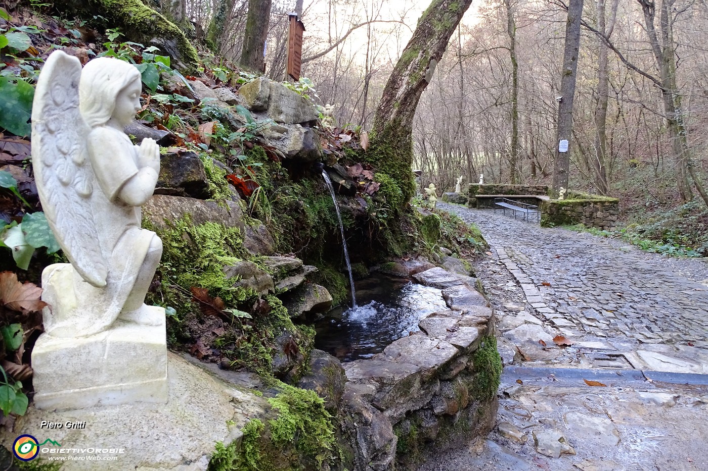 41 Panchine per sostare e sorgente d'acqua per dissetarsi .JPG